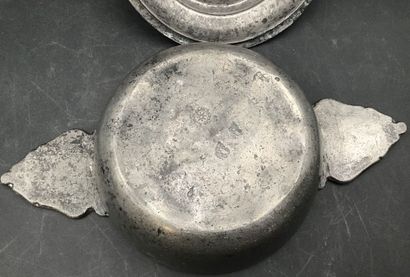 3 objets en étain comprenant :
- une bonbonnière...