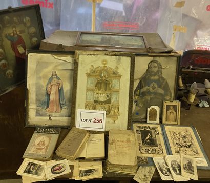 Lot religiosa comprenant deux vieilles valises,...