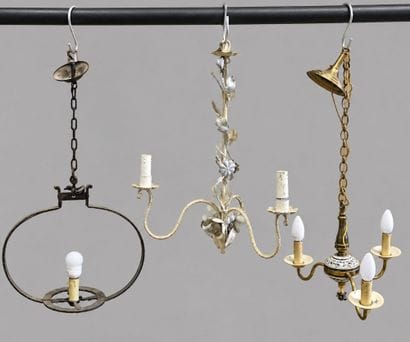 3 luminaires plafonniers en métal deux à...
