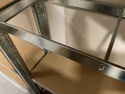 38 mètres linéaires d’étagères métalliques,...