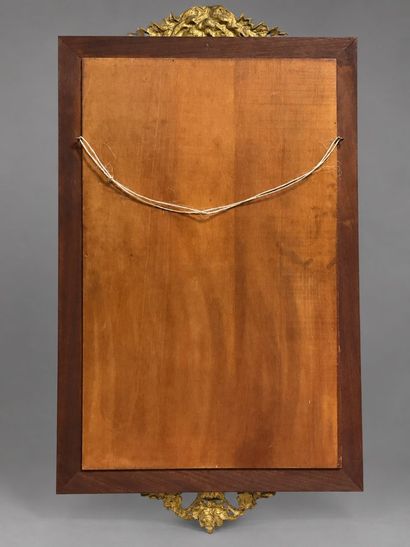 Miroir en bois à décor de feuillage et d’anges...