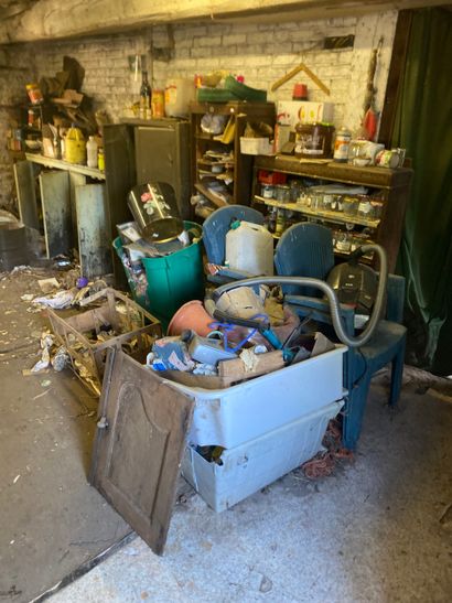 Important contenu d’un ancien atelier de...