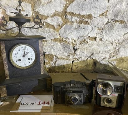 Lot d’une petite pendule marbre dite à cassolette...