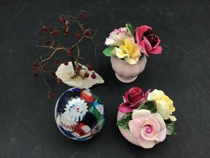 Sulfures et 2 vases en porcelaine, deco diverses....