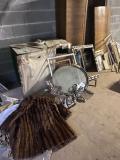 Lot de fonds de grenier en mobilier, étagère...