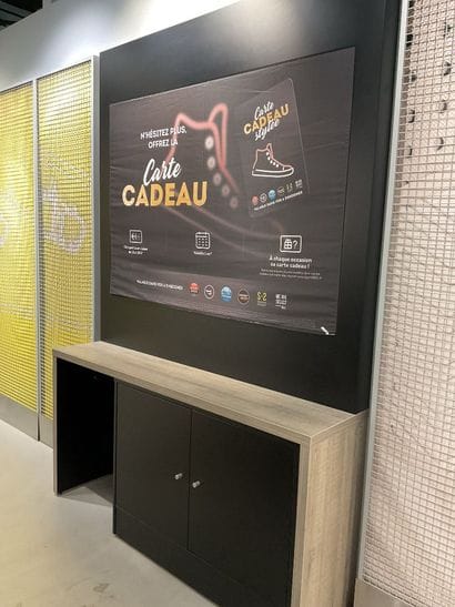 Meuble en melamine avec support publicitaire...
