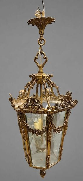 Lanterne en bronze style Louis XVI. Environ...
