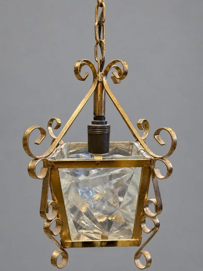 Un lustre à pampilles et une petite lanterne....