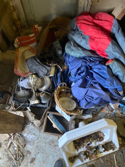Important contenu d’un ancien atelier de...