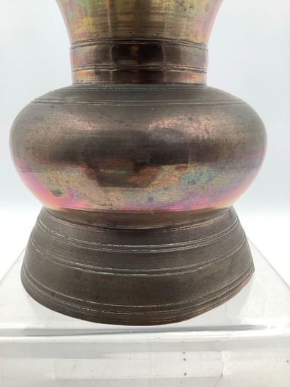 Vase ou brûle-parfums en bronze et laiton...