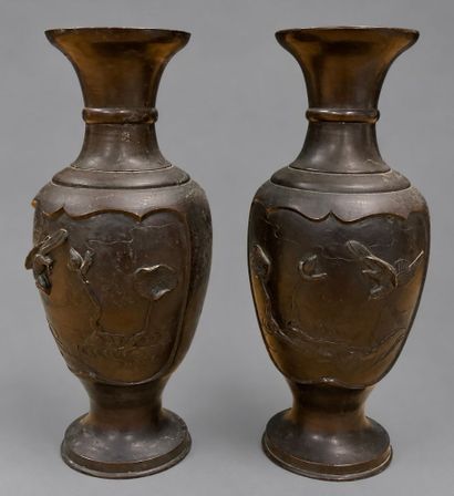 Paire de vases en métal à patine bronze,...