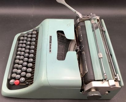 Machine à écrire de bureau de marque Olivetti...