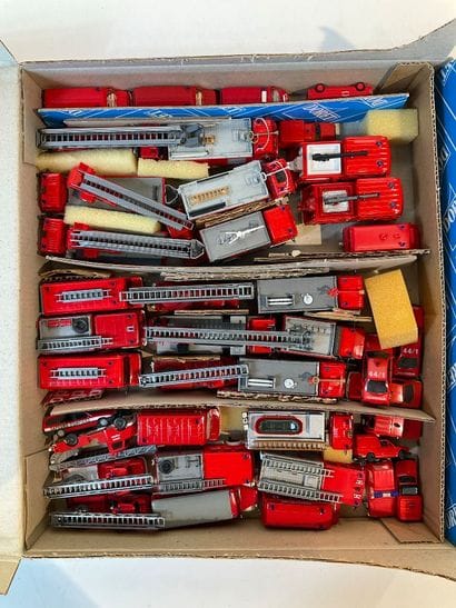 Lot de véhicules de pompiers de marques PRALINÉ,...