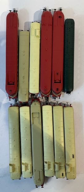 Lot de locomotives et wagons de la marque...