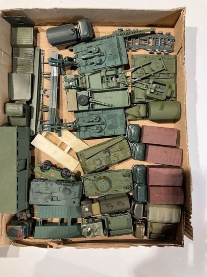 Lot de véhicules militaires contenant des...