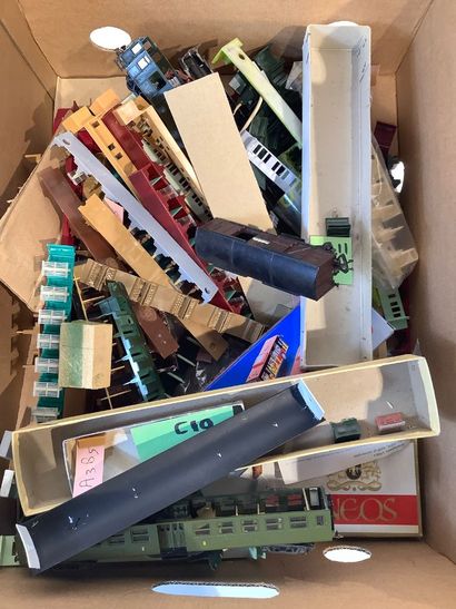 Lot de pièces détachées de wagons et locomotives....