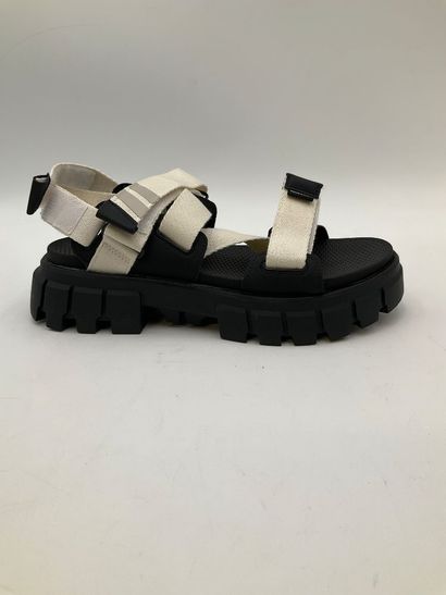 PALLADIUM, modèle Revolt sandal Army Star...
