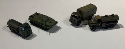 Lot de véhicules militaires contenant des...