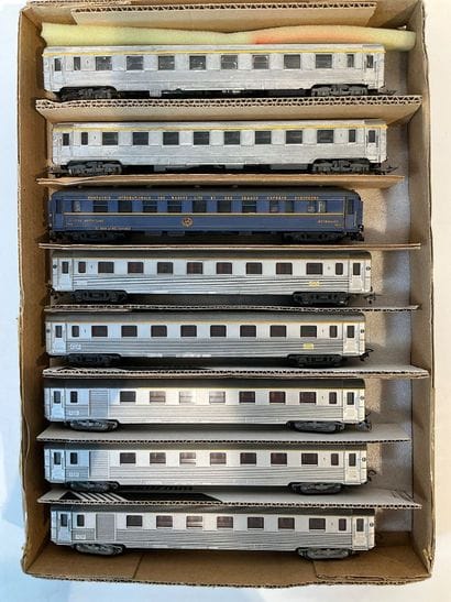 Lot de 7 wagons de la SNCF, et un wagon de...