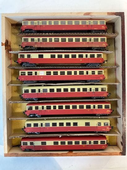 Lot de plusieurs wagons identiques de la...