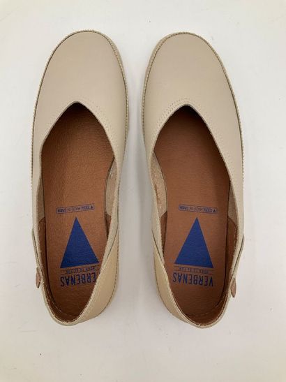 VERBENAS, modèle Noélia beige, taille 41.
État...