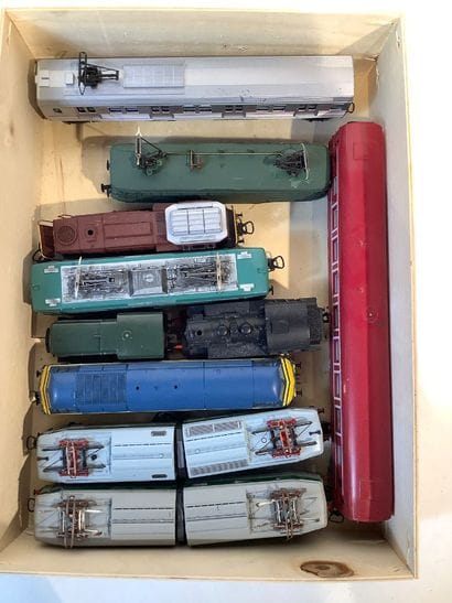 Lot de 2 wagons et 8 locomotives de marques:...
