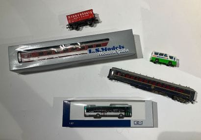 Lot de trains de marques MICHELINES ET AUTORAILS,...