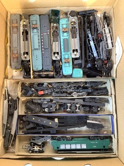 Lot de pièces de rechange pour wagons, locomotives,...
