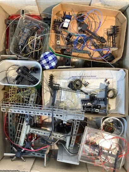 Lot de pièces de matériel électrique pour...