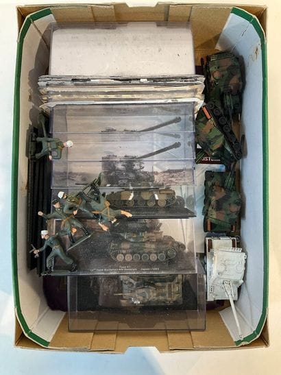 Lot de plusieurs tanks et personnages miniatures...