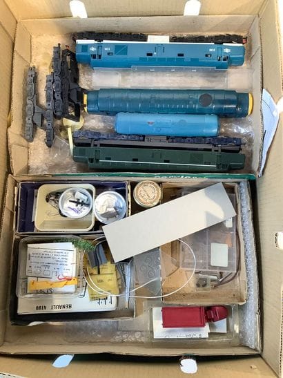 Lot de pièces de rechange pour wagons, locomotives,...