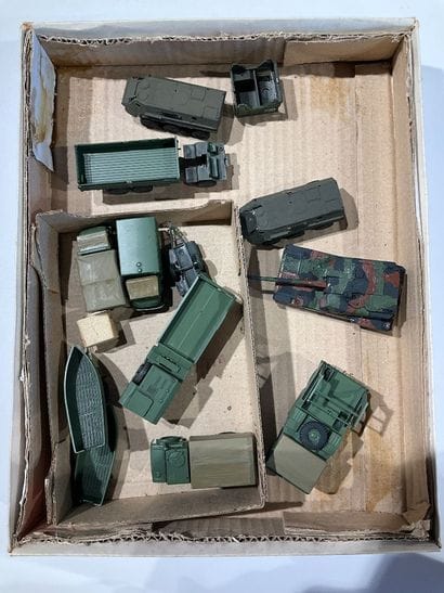 Lot de véhicules militaires contenant des...