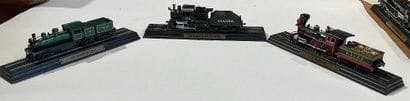 Lot de locomotive sur socle de différentes...
