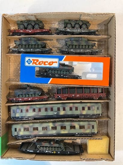 Lot de 10 wagons militaires contenant des...