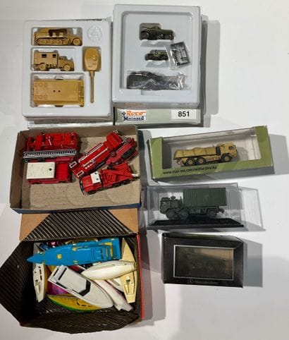 Lot de véhicules militaires, de pompiers...