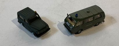 Lot de véhicules militaires comprenant des...