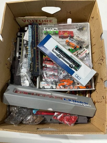 Lot de trains de marques MICHELINES ET AUTORAILS,...