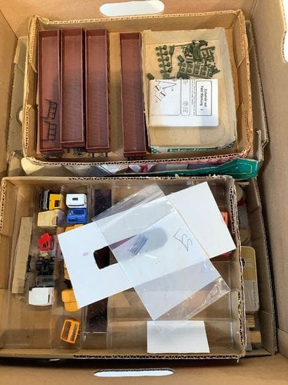 Lot de pièces de rechange pour wagons, locomotives,...