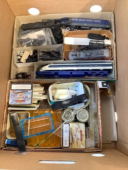 Lot de pièces de rechange pour wagons, locomotives,...