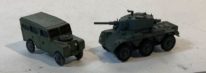 Lot de véhicules militaires contenant des...