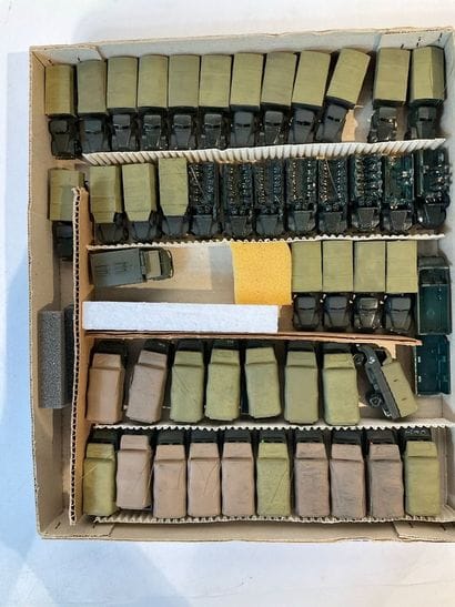 Lot de véhicules militaires contenant des...
