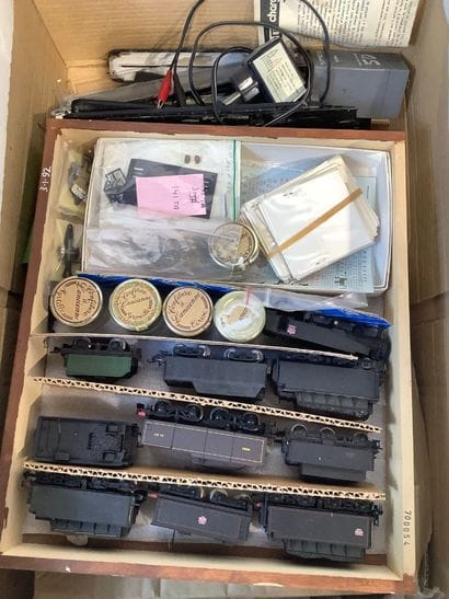 Lot de 9 wagons, ainsi que des pièces de...