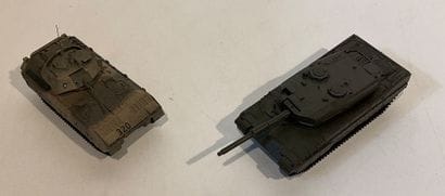 Lot de véhicules militaires comprenant des...