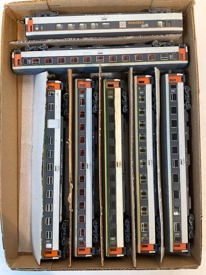 Lot de 7 wagons de la SNCF de la marque JOUEF,...