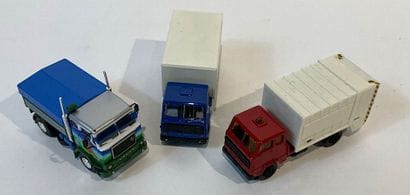 Lot de véhicules de transport contenant des...
