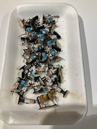 Lot contenant des soldats miniatures, des...