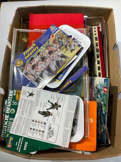 Lot contenant des soldats miniatures, des...