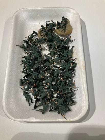 Lot contenant des soldats miniatures, des...