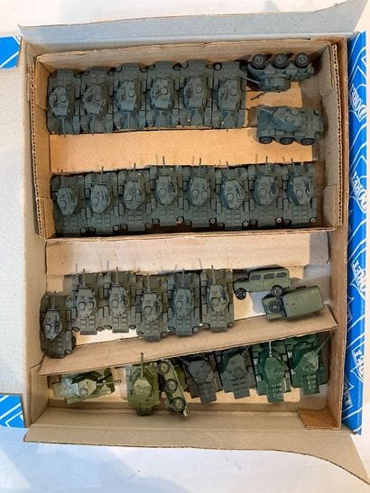 Lot de véhicules militaires contenant des...