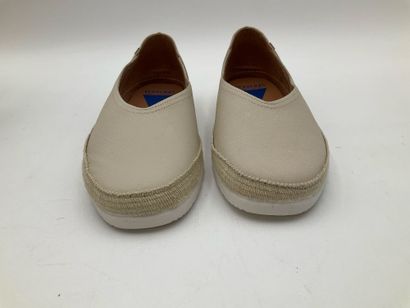 VERBENAS, modèle Noélia beige, taille 41.
État...